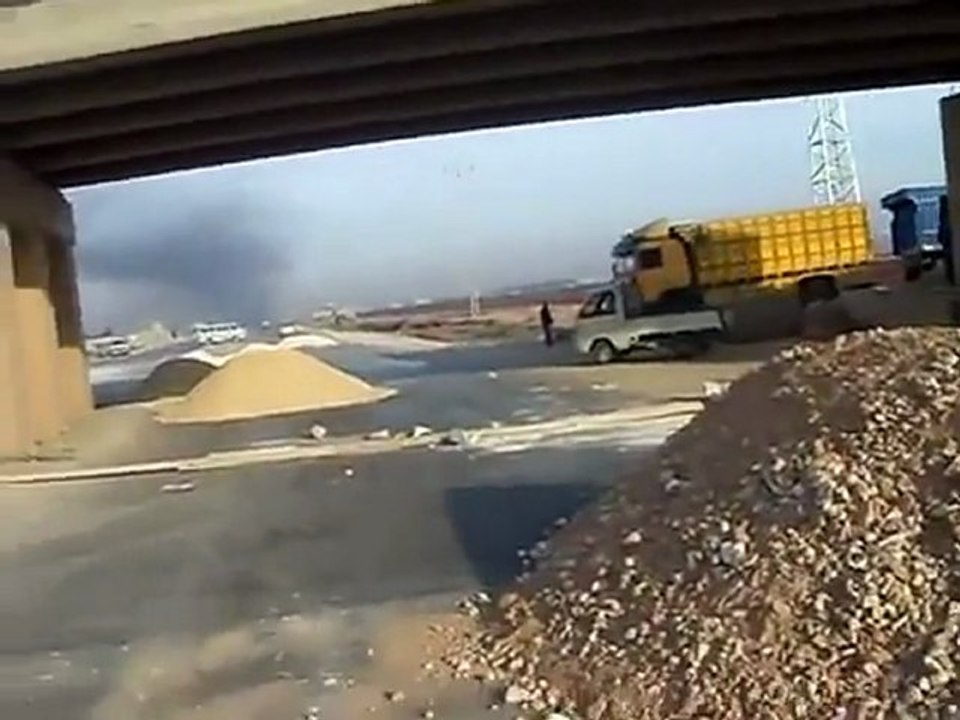 فري برس   حلب   حيان    قطع الطريق الدولي  حلب تركيا 5 12 2011