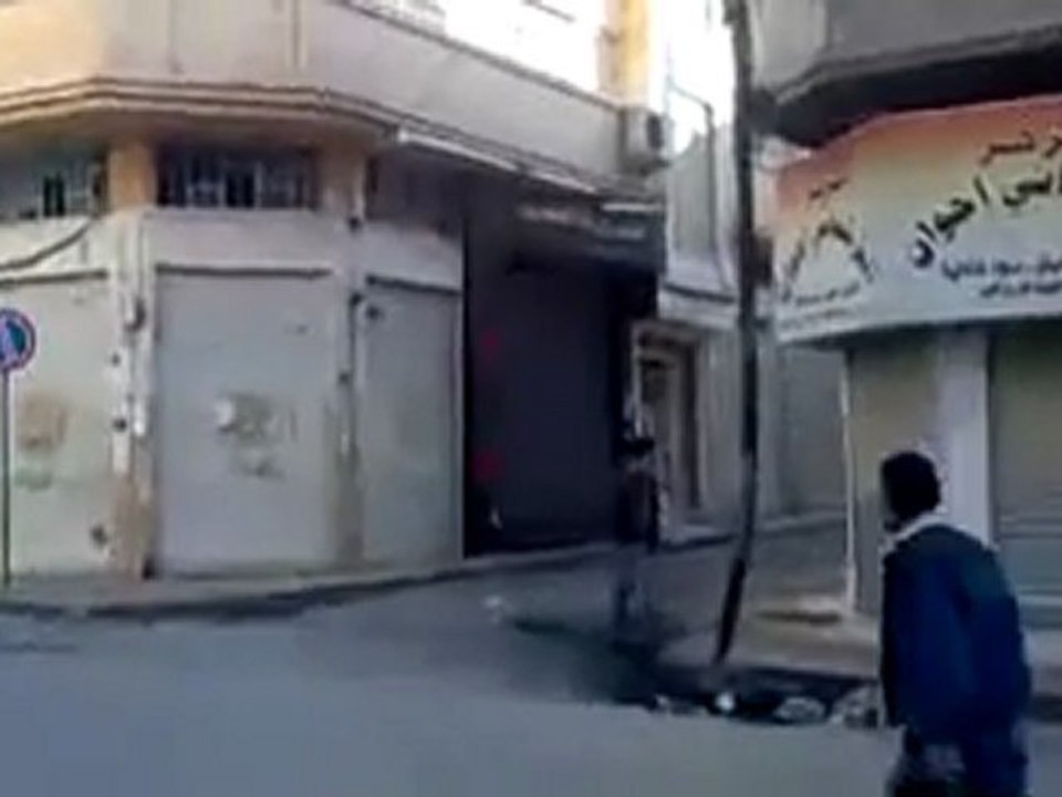 فري برس   حمص باب السباع اثار القصف واطلاق النار على المنازل والمحلات التجارية من حاجز الفرابي جمعة المنطقة العازلة مطلبنا 3 12 2011