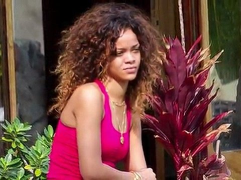 Rihanna's Smoking Break in Hawaii
