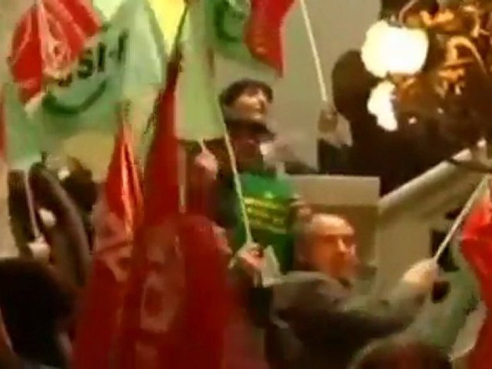 Decenas de sindicalistas asaltan la sede de la Generalidad valenciana