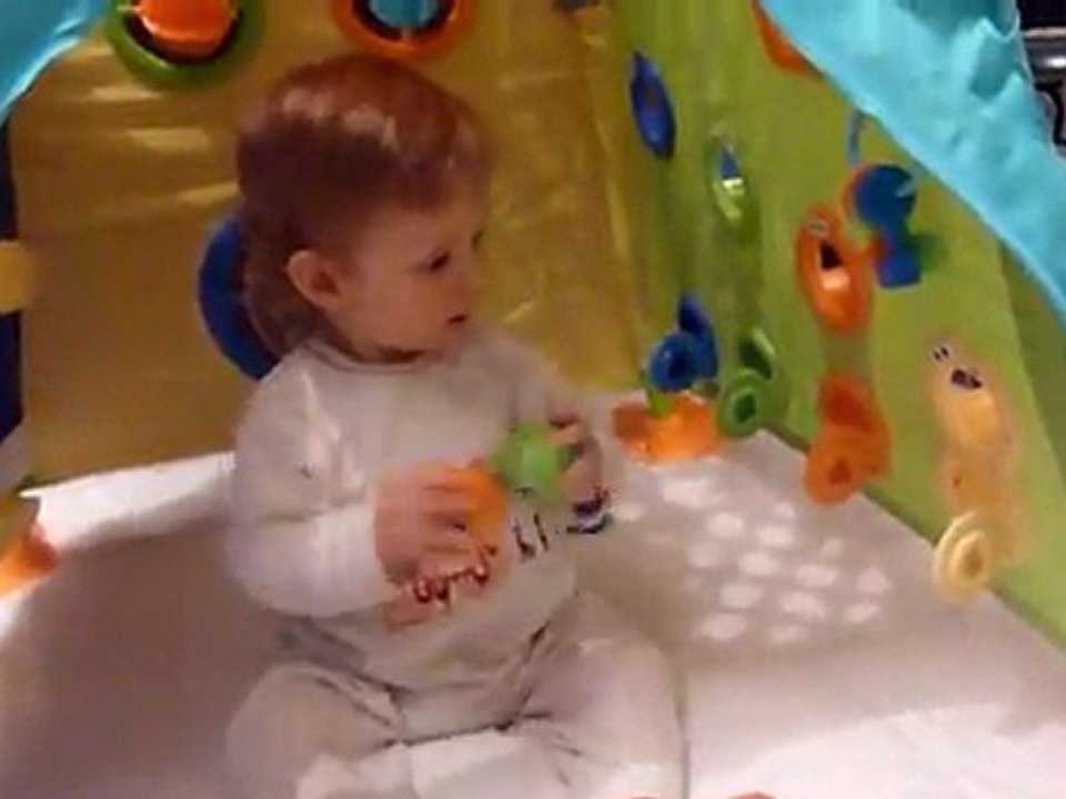 Baptise découvre son tipi