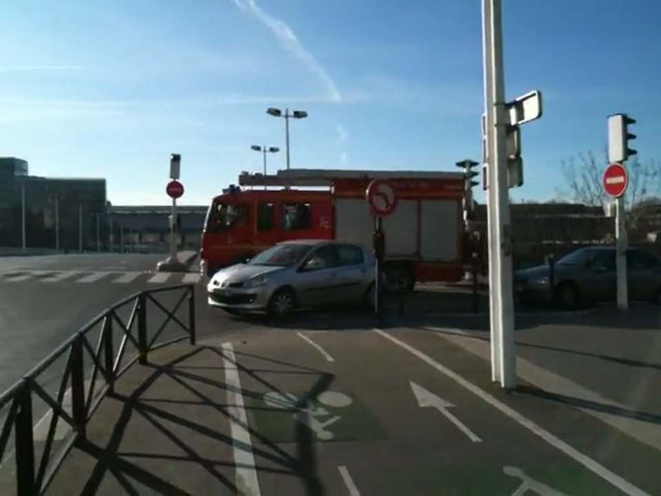 BSPP, FPT arrive suite renfort incendie ( quai de la rappée paris 12 ( a coté gare de Lyon )