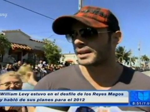 William Levy (@WillyLevy29) en desfile de Los Reyes comenta sus proyectos para el 2012|| DA