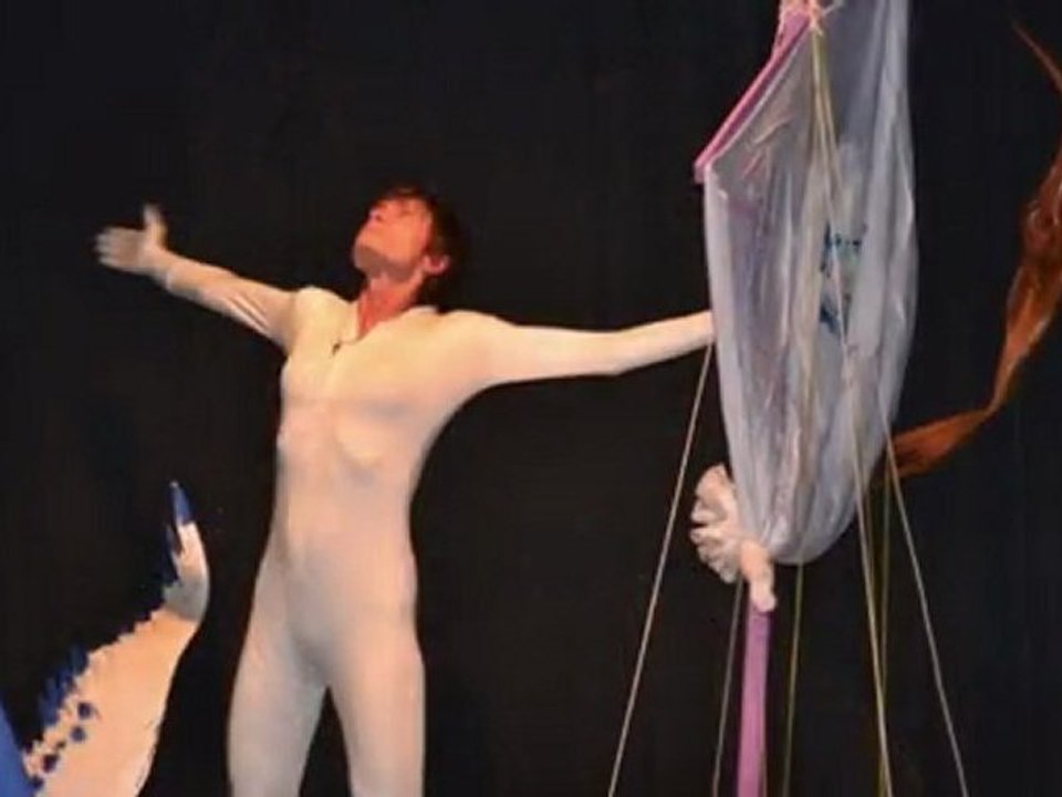 Le tour du monde en 90 ans de Julie née Verte-Karine Albernhe - Compagnie Face2D-Large