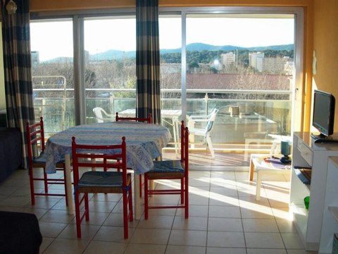 Location vacances T1 centre ville à 300 m de la plage du Lavandou REF 4LA