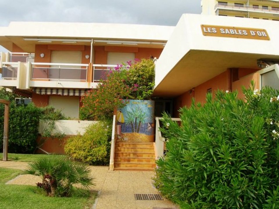 Location vacances T2 accès plage Les Sables d'Or Le Lavandou REF 6LA