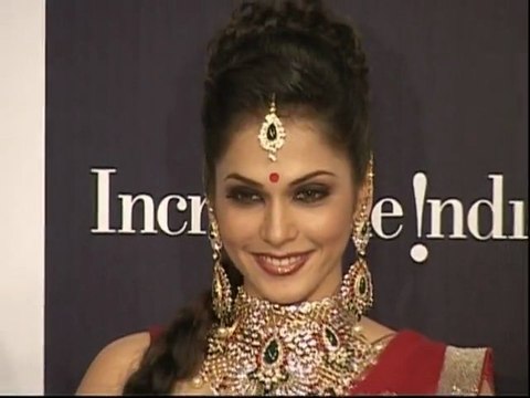 Ishaa Koppikar Turns Chikni Chameli - Bollywood Jalwa