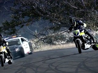 2 motos vs mustang police battle drift