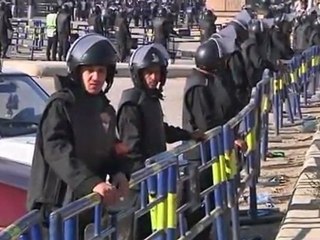 Mubarak trial reconvenes amid protests