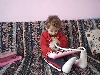 Sena Bebek Melodika Çalıyor
