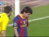 Messi le pega un pelotazo a un Polica   HD 2011
