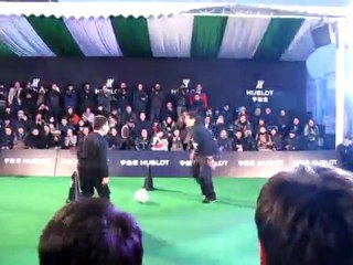 O Mαραντόνα παίζει με παιδιά (2)