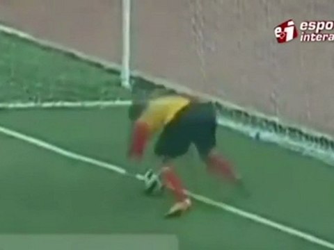 Il marque un but en chambrant ses adversaires !