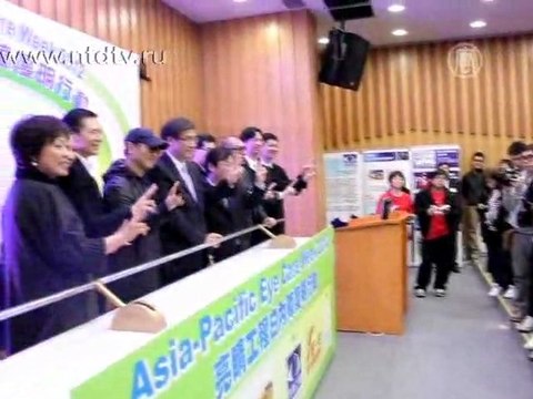 Джет Ли помогает бедным старикам лечить катаракту