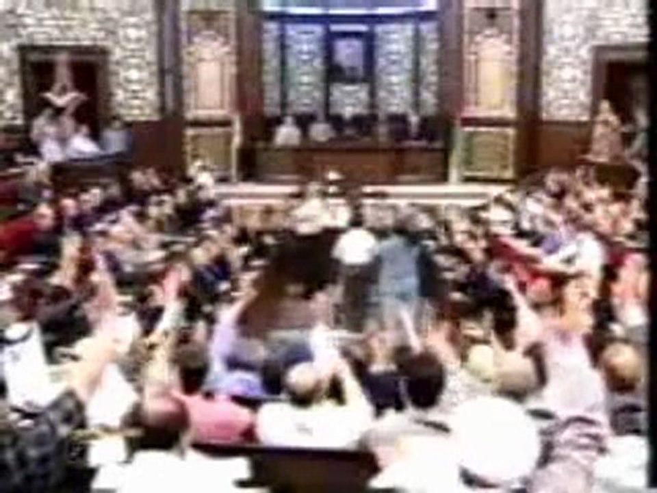 جرائم الكيان الصهيوني السوري - تغير الدستور في نصف ساعة