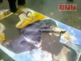 تمزيق ودهس صورة بشار وركلها بقوة في دوما 1 4 2011