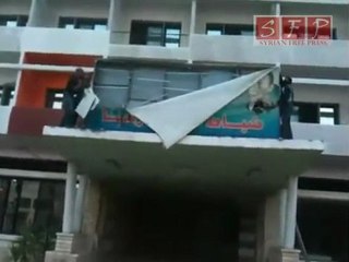 ازالة إحدى آخر صور بشار أسد في درعا الثورة