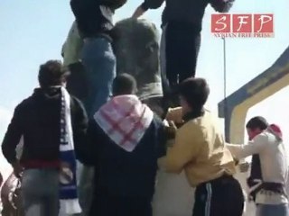 تحطيم تمثال حافظ أسد درعا