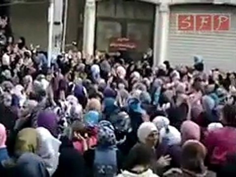 مظاهرة نسائية في بانياس 16-4-2011 جزء 2