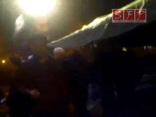 لحظة إطلاق النار في مظاهرة حمص على الشعب 18-4-2011