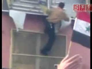 تمزيق صور بشار و حافظ في حماة حارة الجسر