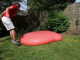 Ils éclatent un énorme ballon d'eau en slowmotion
