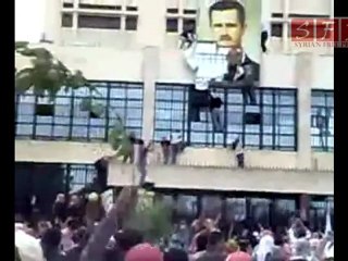 تمزيق صور بشار بناء مجلس مدينة حماة 13-5-2011