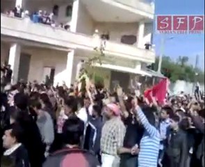 لحظة وصول موكب الشهيد علاء السليم الى كنصفرة 15-5-2011