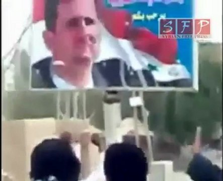 دير الزور القورية ضرب صورة بشار بالأحذية 19-5-2011