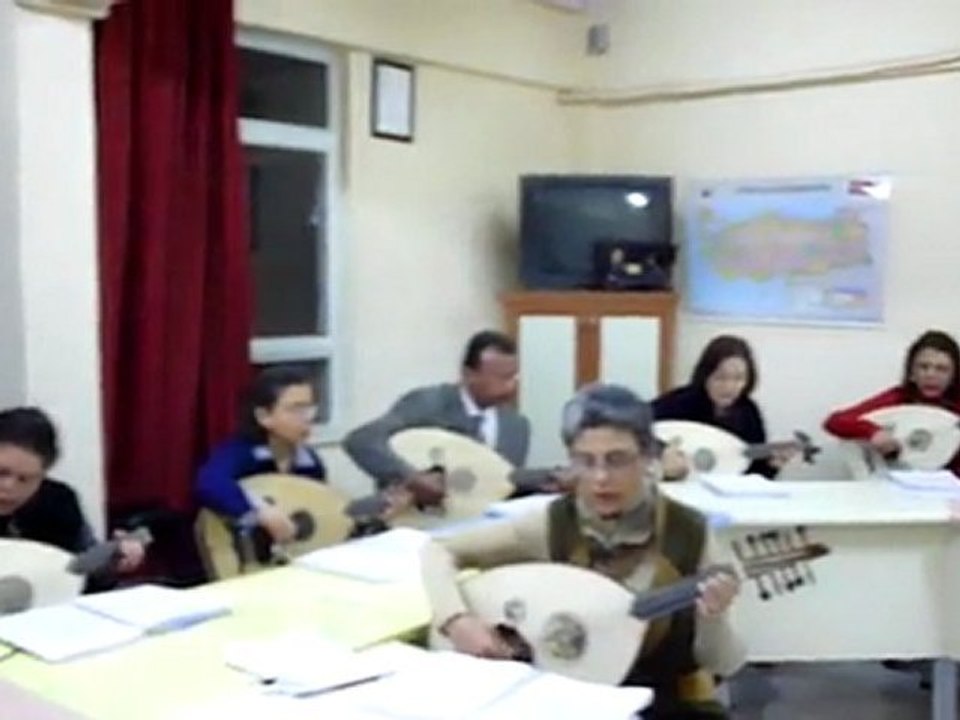 YENİ ÖĞRENENLER KÜRDİ  Yİ  SOLFEJİ  İLE  4 SES TEN OKUYOR.