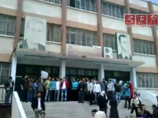 طالبة حرة من كفرنبل في كلية الآداب إدلب 1-6-2011