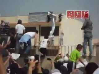 تمزيق صور القاتل في اللاذقية 10-6-2011