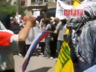 اللاذقية إحراق أعلام حزب الله و روسيا و ايران 17-6-2011