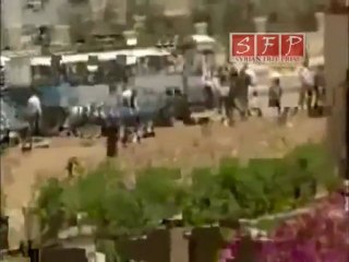 عناصر الامن ينزلون من  الحافلة امام المسجد درعا 17-6 2011