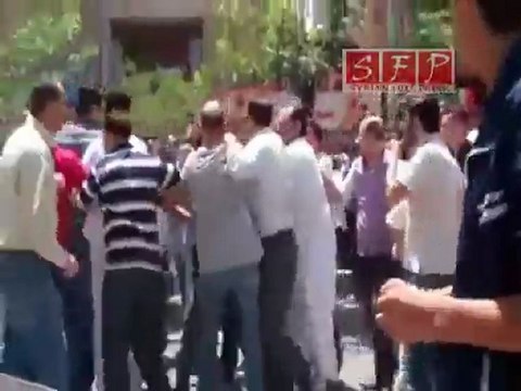 ضرب المتظاهرين من قبل الشبيحة على انعام الله سوريا الخاين وبس امام جامع امنة حلب 24 6 2011