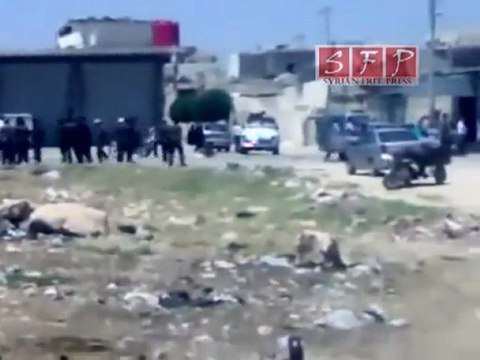 حلب اعزاز الأمن يتنظر خروج المصلين من الجامع 24-6-2011