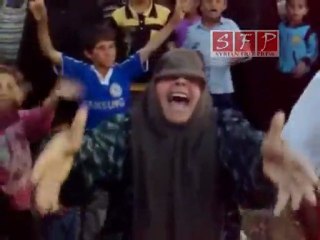معانات عوائل من معرة النعمان على الحدود التركية السورية بعد نزوحهم خوفا من الجيش