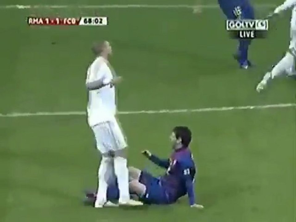 Pepe steps on Messis hand (2012 - Real Madrid vs Barcelona 1-2)