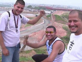 جمهور كرة القدم يراقب تطور الملعب البرازيلي الحديث