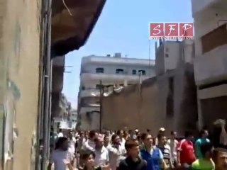 下载视频: حمص باب سباع - مظاهرة للإفراج عن المعتقلين 12-7-2011