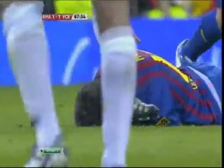 Pepe écrase la main de Messi (Real – Barca)