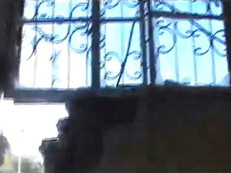 فري برس   حمص باباعمرو احد المنازل دمر واثار الدماء 4 12 2011