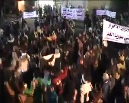 فري برس حمص مسائية حي الخالدية رغم الحصار والنار قبل دخول الأمن وتفريق المظاهرة 4 12 2011 ج1