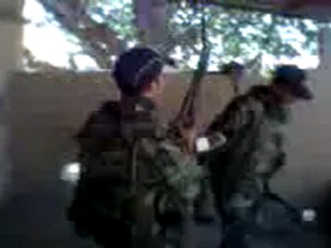 فري برس حمص شبيحة الأسد يدخلون أحد المنازل يحطمون الممتلكات ويحرقونها