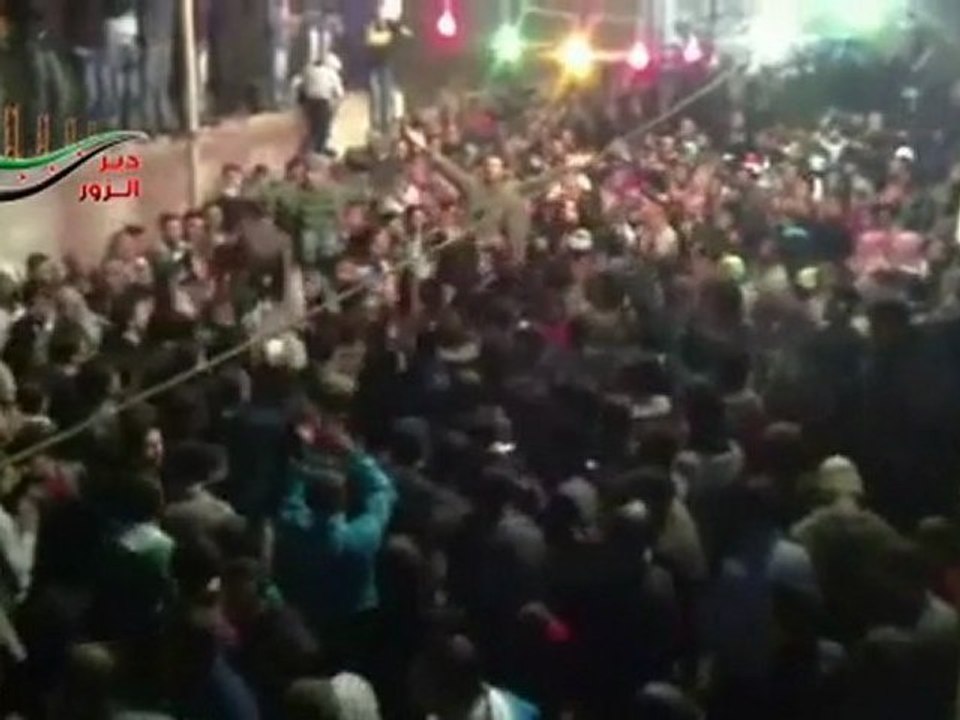 فري برس   دير الزور المظاهرات المسائية لأبطال الدير أمام بيت الشهيد نهاد خرابة 6 12 2011 ج3
