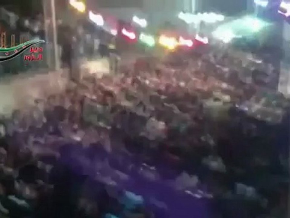 فري برس   دير الزور المظاهرات المسائية لأبطال الدير أمام بيت الشهيد نهاد خرابة 6 12 2011 ج4
