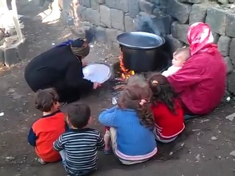 فري برس الحولة أهالي الحولة يطبخون على الحطب بعد الحصار الاسدي عليهم 7 12 2011