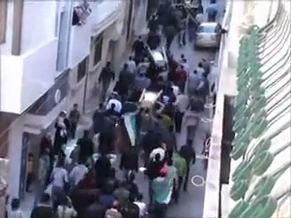 فري برس   حمص باب السباع تشيع الشهداء الثلاثة الشهيد فراس ملا حسن والشيهد مهند الحزوري والشهيد كمال الحزوري استشهدو تحت التعذيب من قبل شبيحة