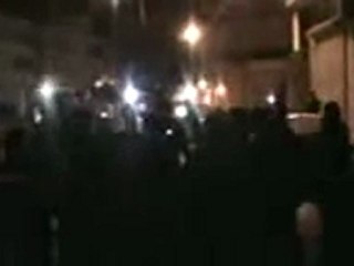 فري برس   رغم اطلاق النار احرار حي القرابيص يخرجون 7 12 2011