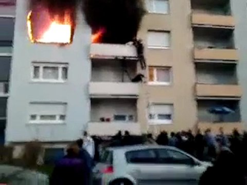 Des jeunes sauvent une mamie de 90 ans d'un incendie
